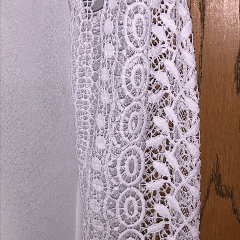 White blouse - Picture 3 of 4